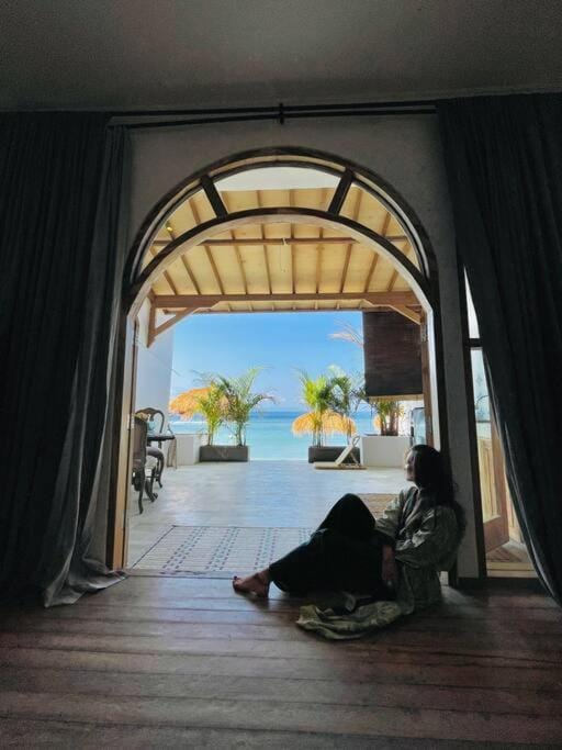 La Plage Classique Beachfront Nusa Penida House in Nusapenida
