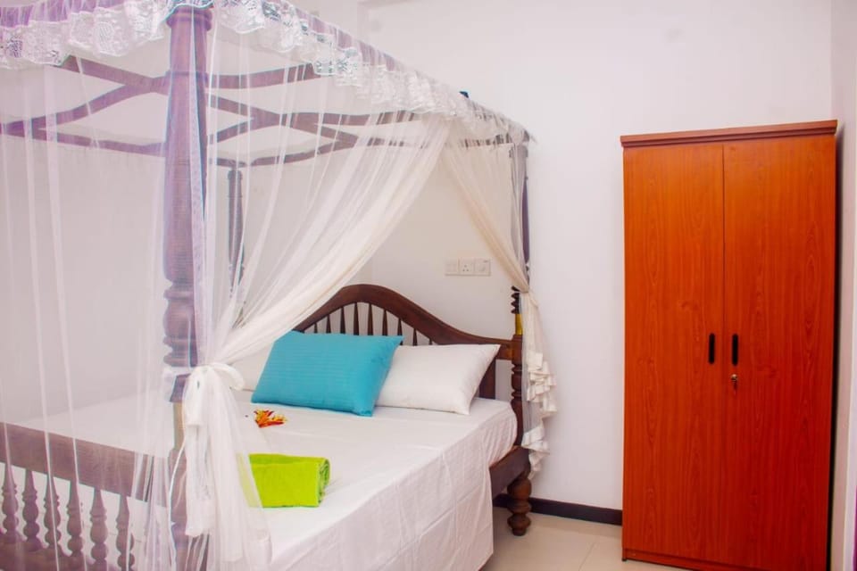Photo of the whole room, Bedroom, wardrobe