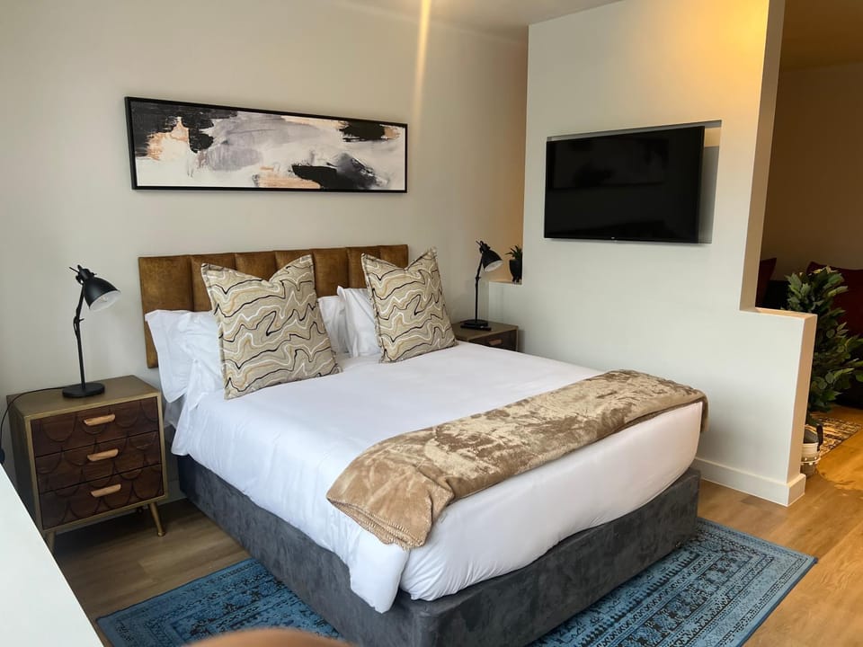 Bed, TV and multimedia, Bedroom