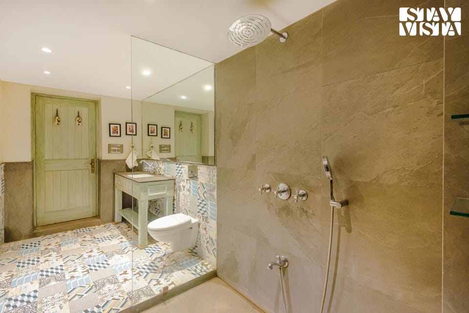 Shower, Toilet, Bathroom, Bathroom, Bath, towels