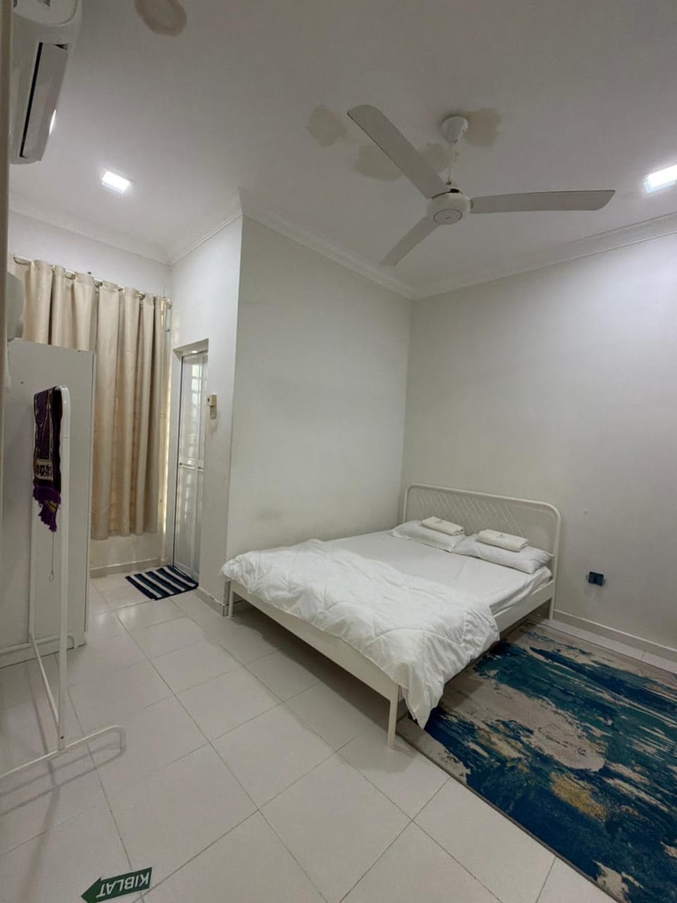 Bed, Photo of the whole room, Bedroom, towels, air conditioner