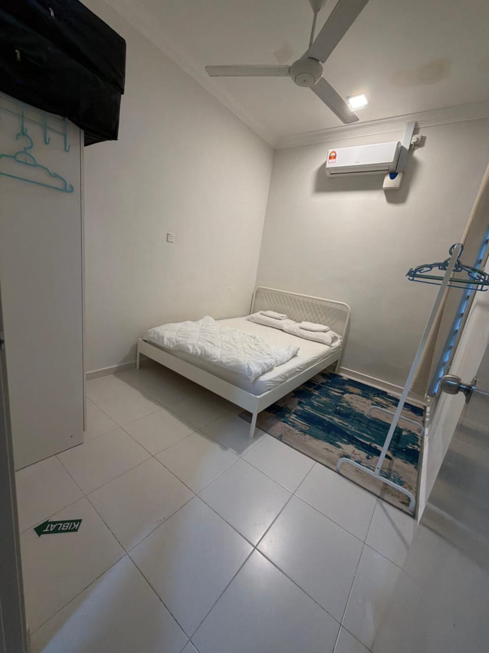 Bed, Photo of the whole room, Bedroom, towels, air conditioner