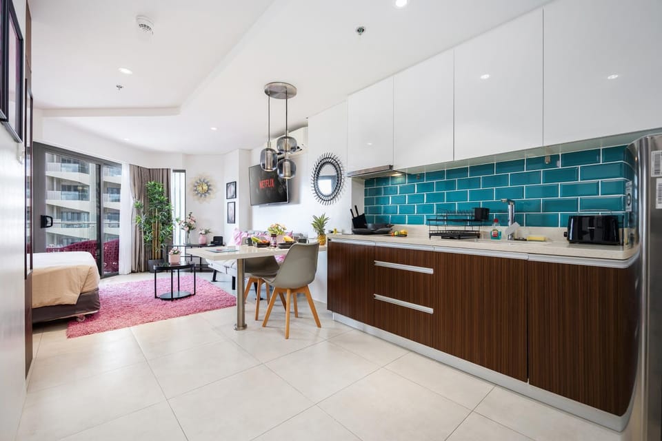 Kitchen or kitchenette, Seating area, Dining area
