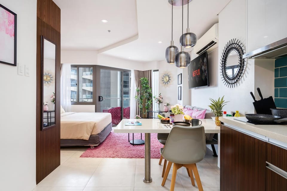 Bed, TV and multimedia, Seating area, Dining area, Bedroom, air conditioner