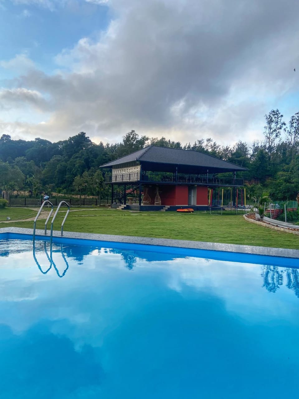 Property building, Natural landscape, Mountain view, Pool view, Swimming pool, Swimming pool, sunbed