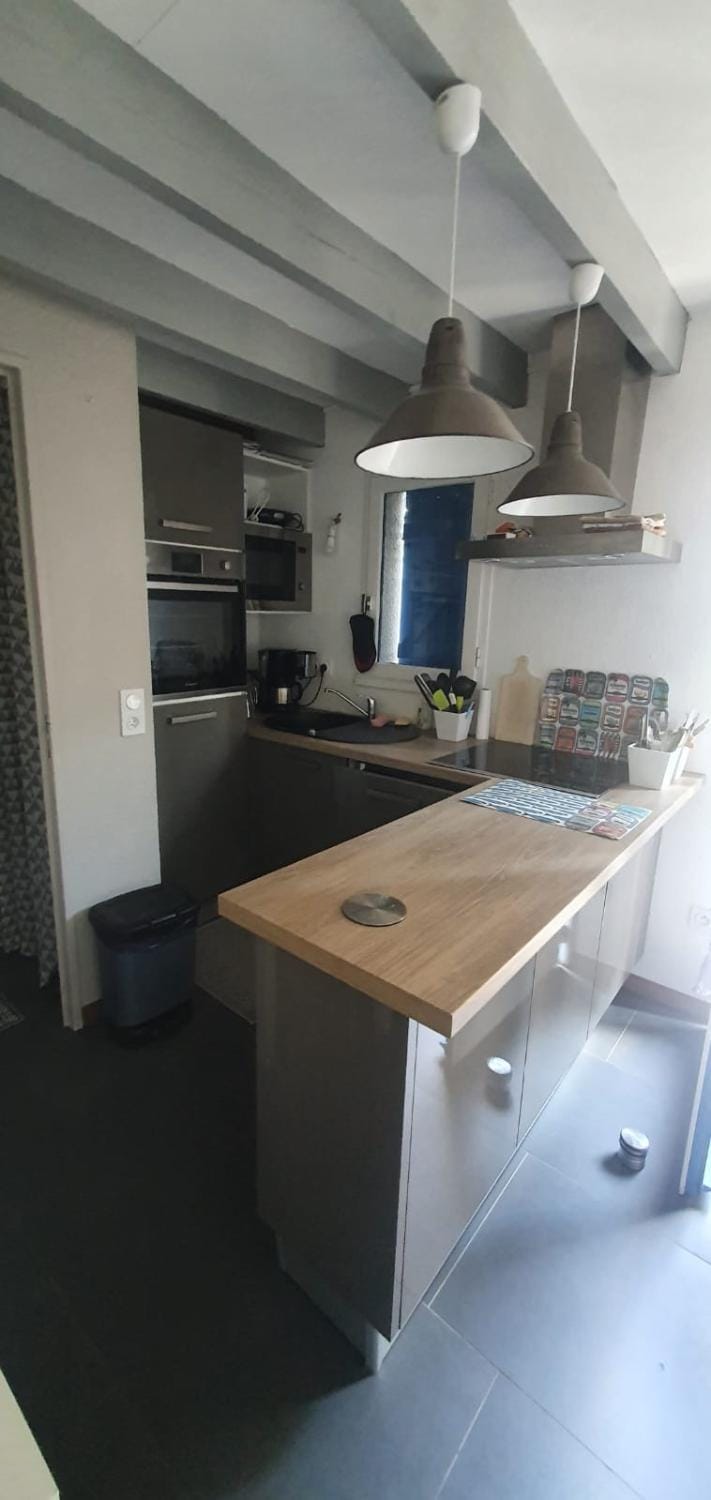 Kitchen or kitchenette, minibar, oven, stove