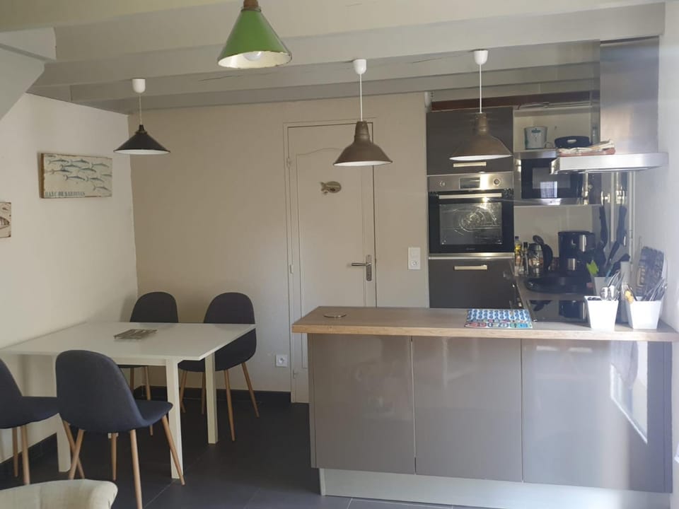 Kitchen or kitchenette, Dining area