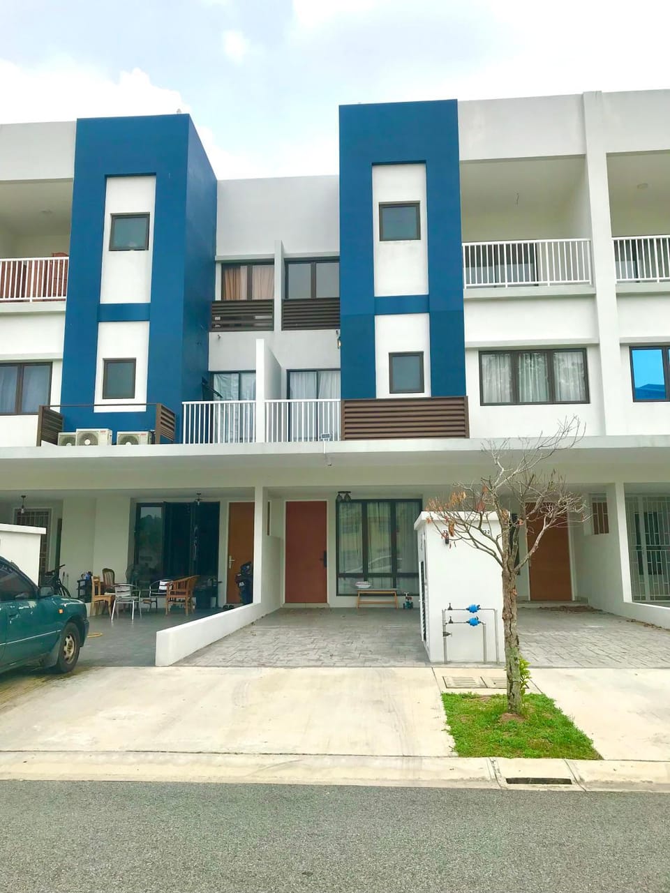 Property building, Day, Neighbourhood, Street view, Parking
