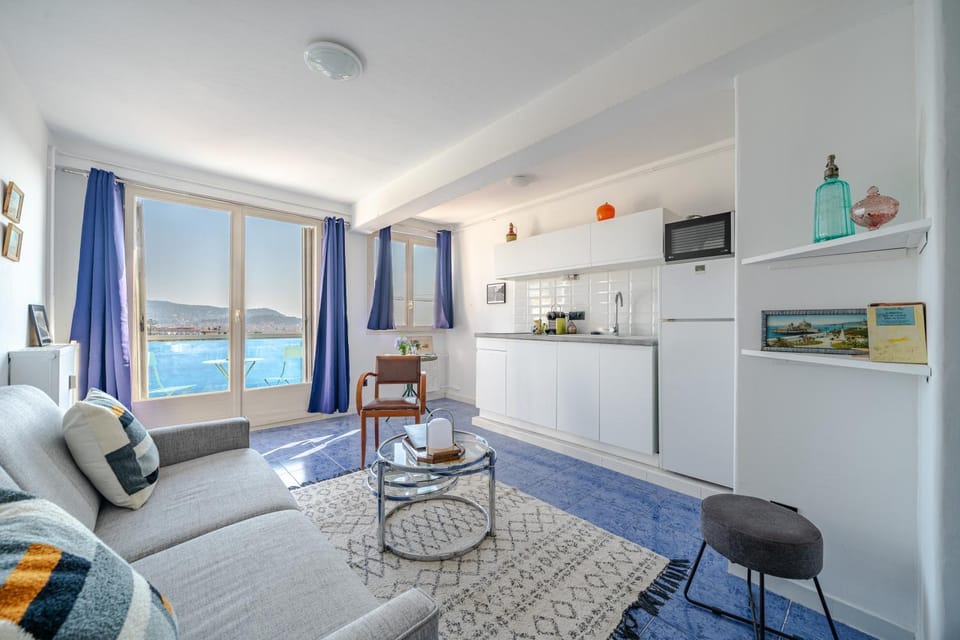 Kitchen or kitchenette, Living room, Seating area