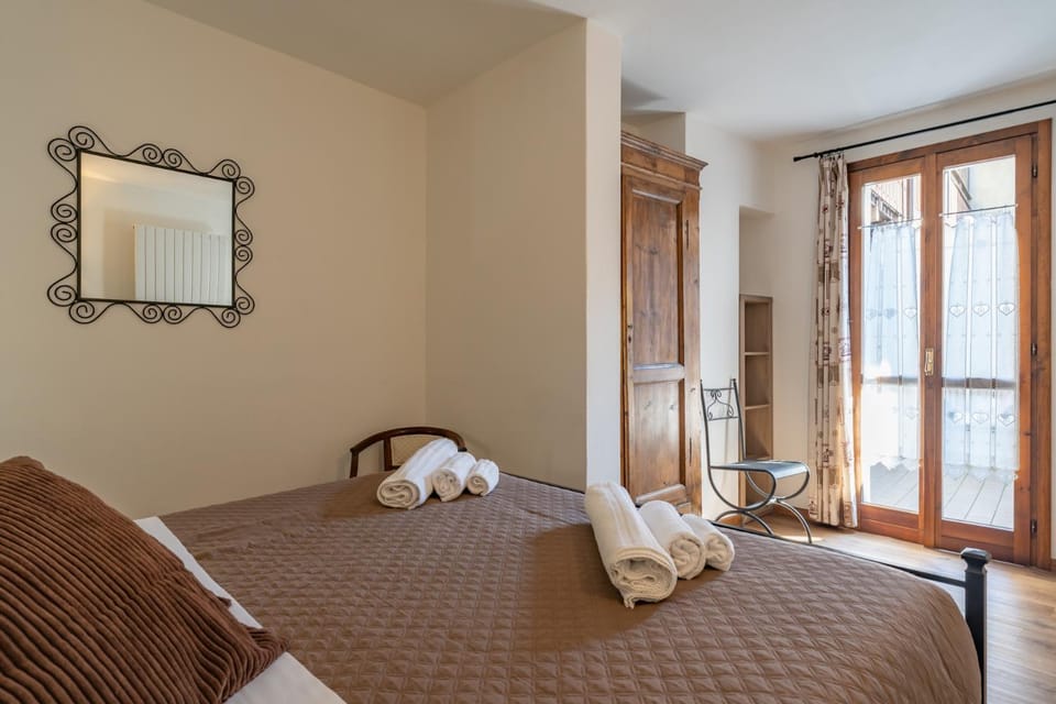 Bed, Bedroom, towels