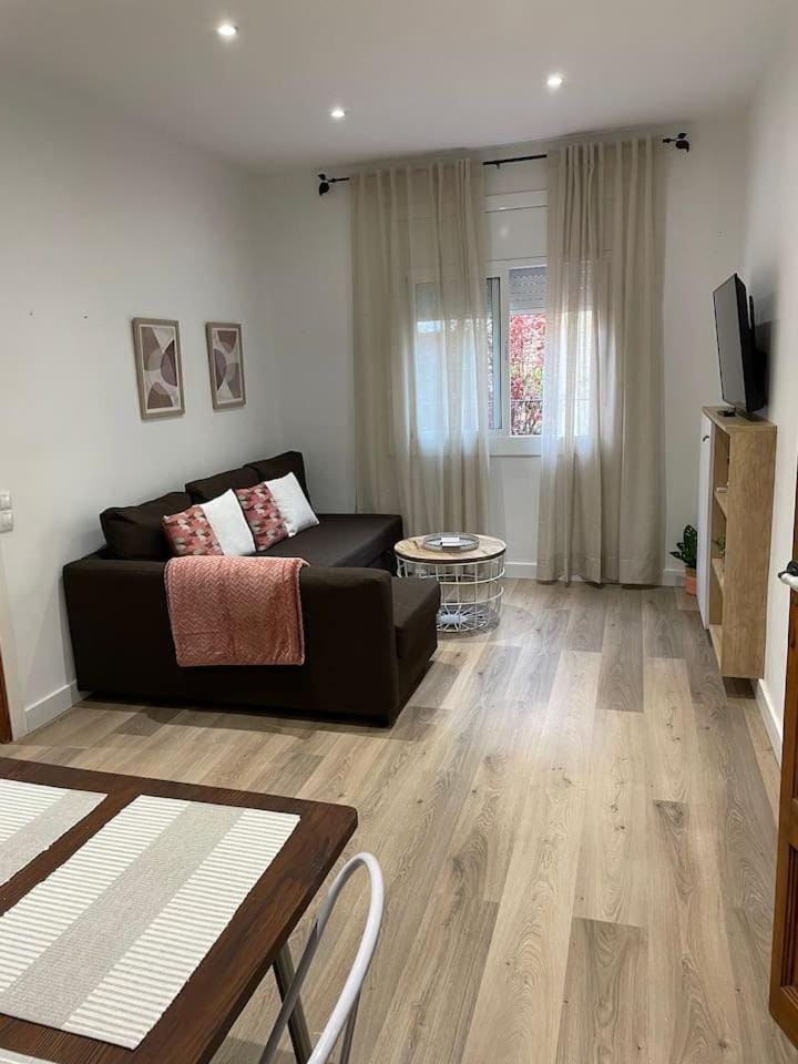 Communal lounge/ TV room, TV and multimedia, Living room, Seating area, Evening entertainment