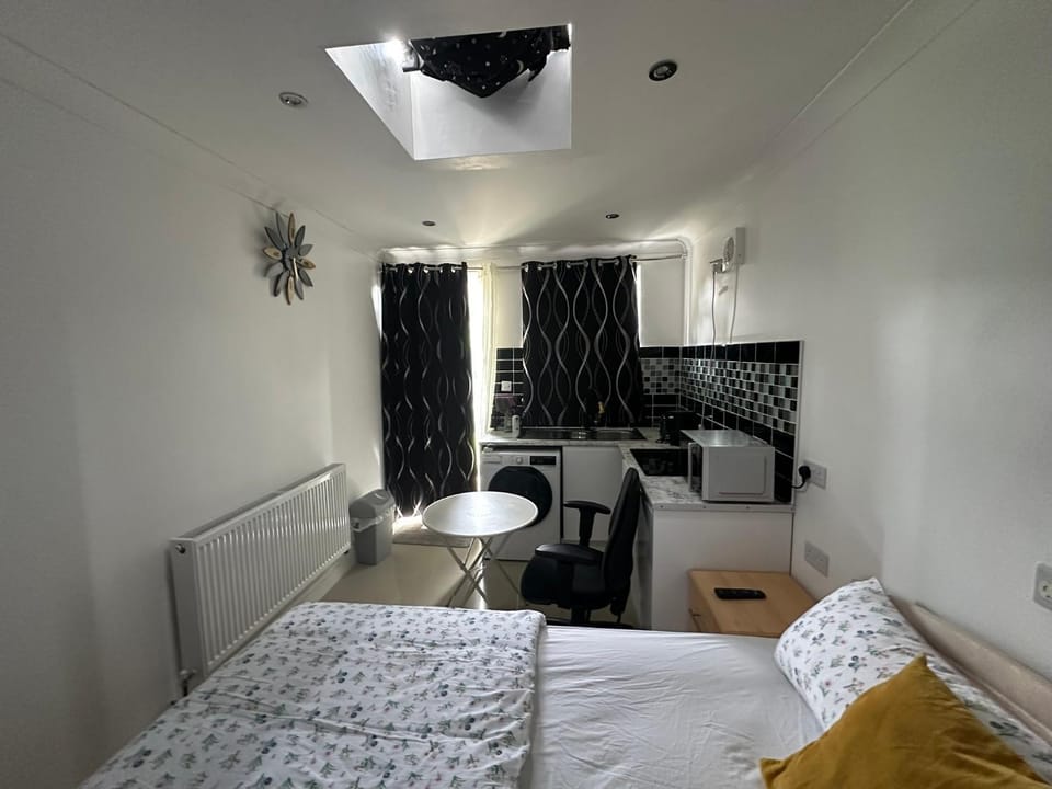 Luxury Ensuite Studio In Crayford Dartford Bexley London With Full Kitchen And Side Garden Alleyway Entrance Bed and Breakfast in Dartford
