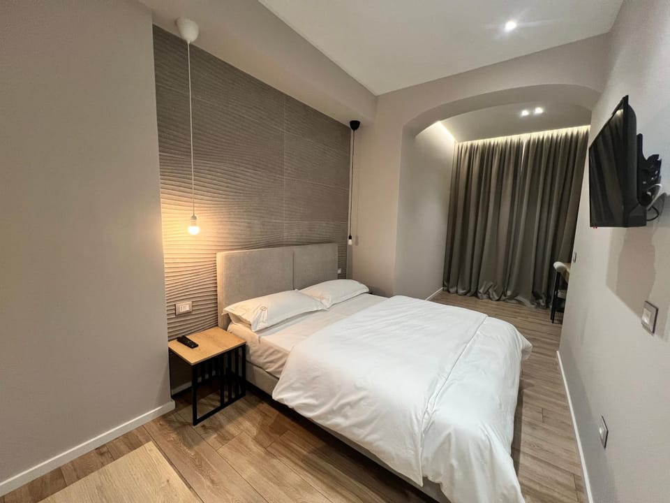 Bed, TV and multimedia, Photo of the whole room, Bedroom