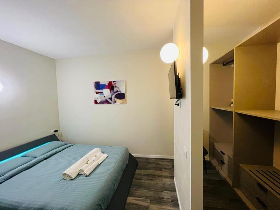 Bed, TV and multimedia, Photo of the whole room, Bedroom, hair dresser, towels, wardrobe