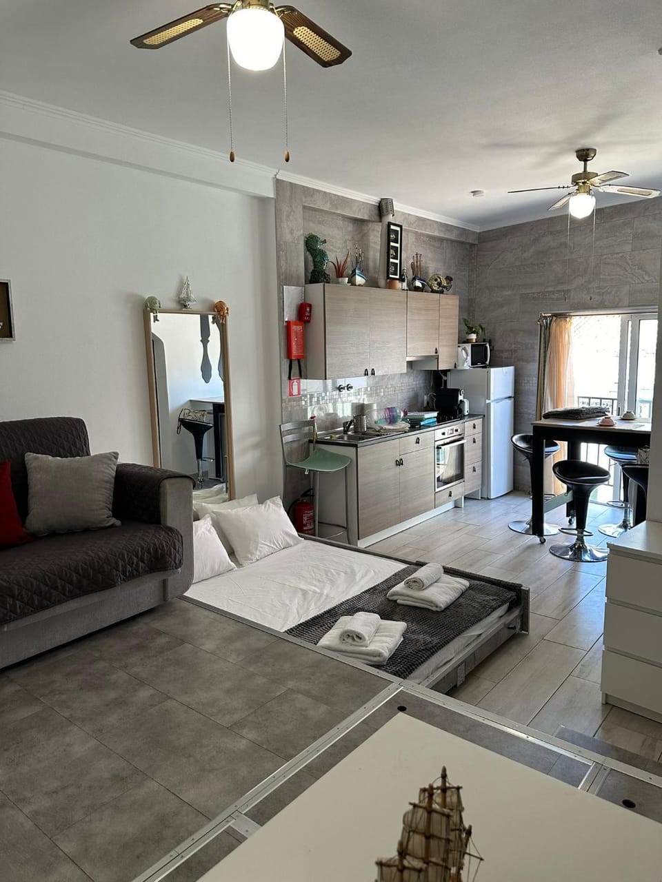Kitchen or kitchenette, Living room, Seating area, Dining area, fireplace, minibar, pet friendly