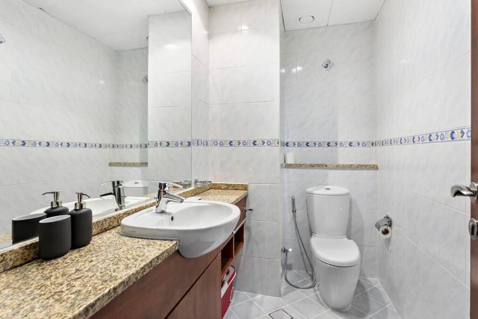 StoneTree - Amazing 1BR with Lake View Apartment in Dubai