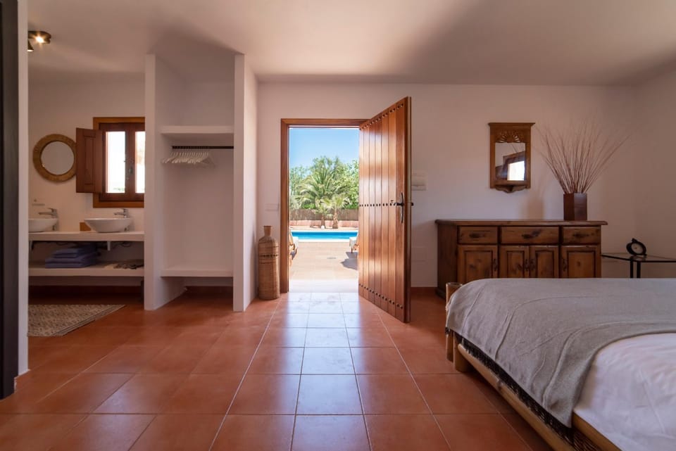 Bed, Photo of the whole room, Bedroom, Pool view, Swimming pool