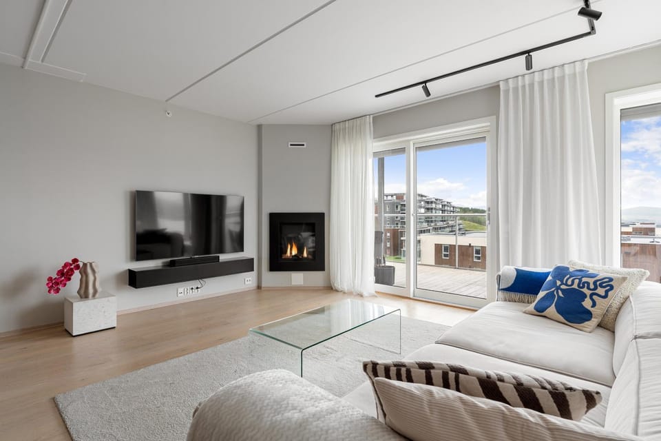 TV and multimedia, Living room, Seating area, Evening entertainment