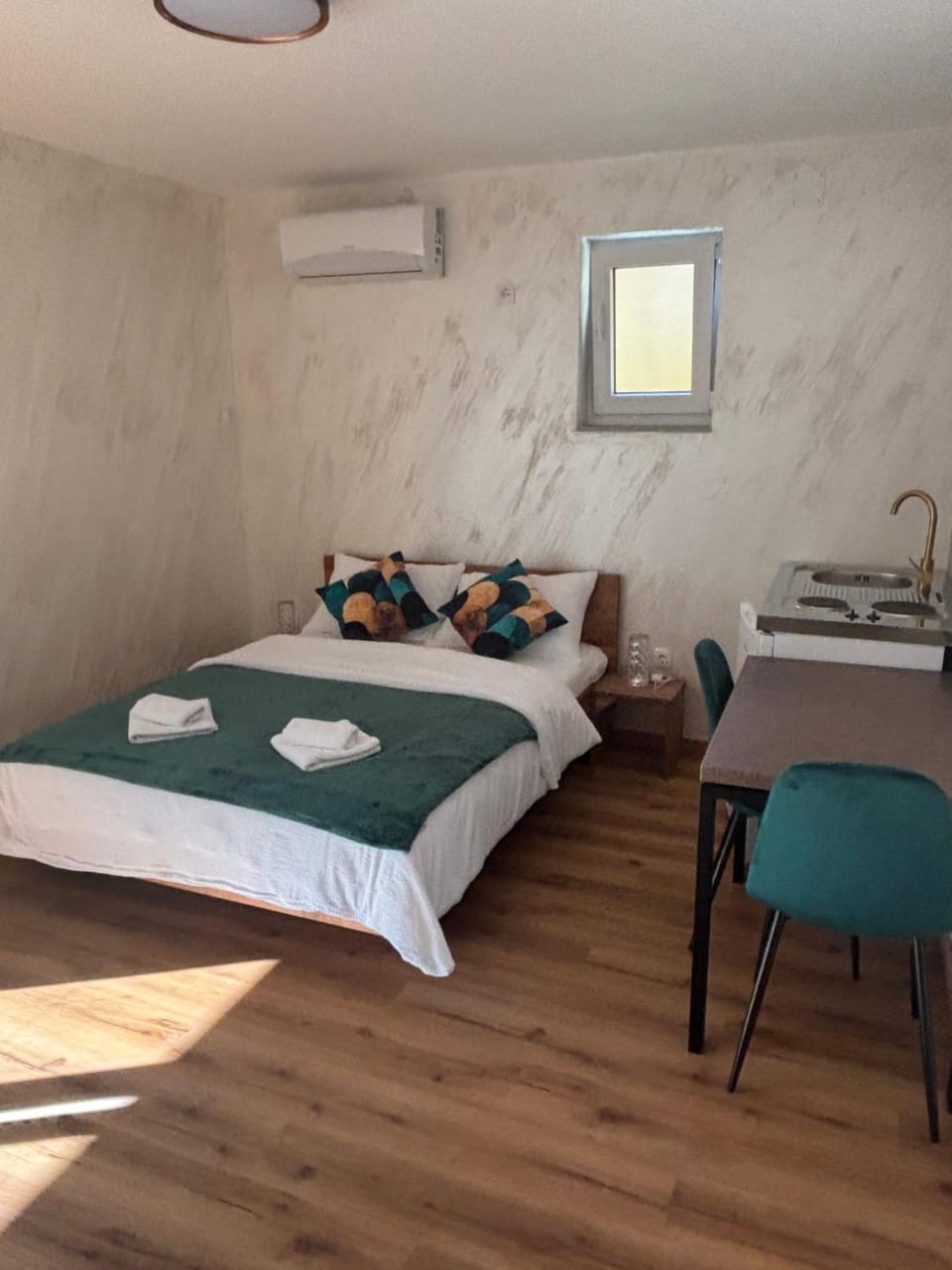 Bedroom, minibar