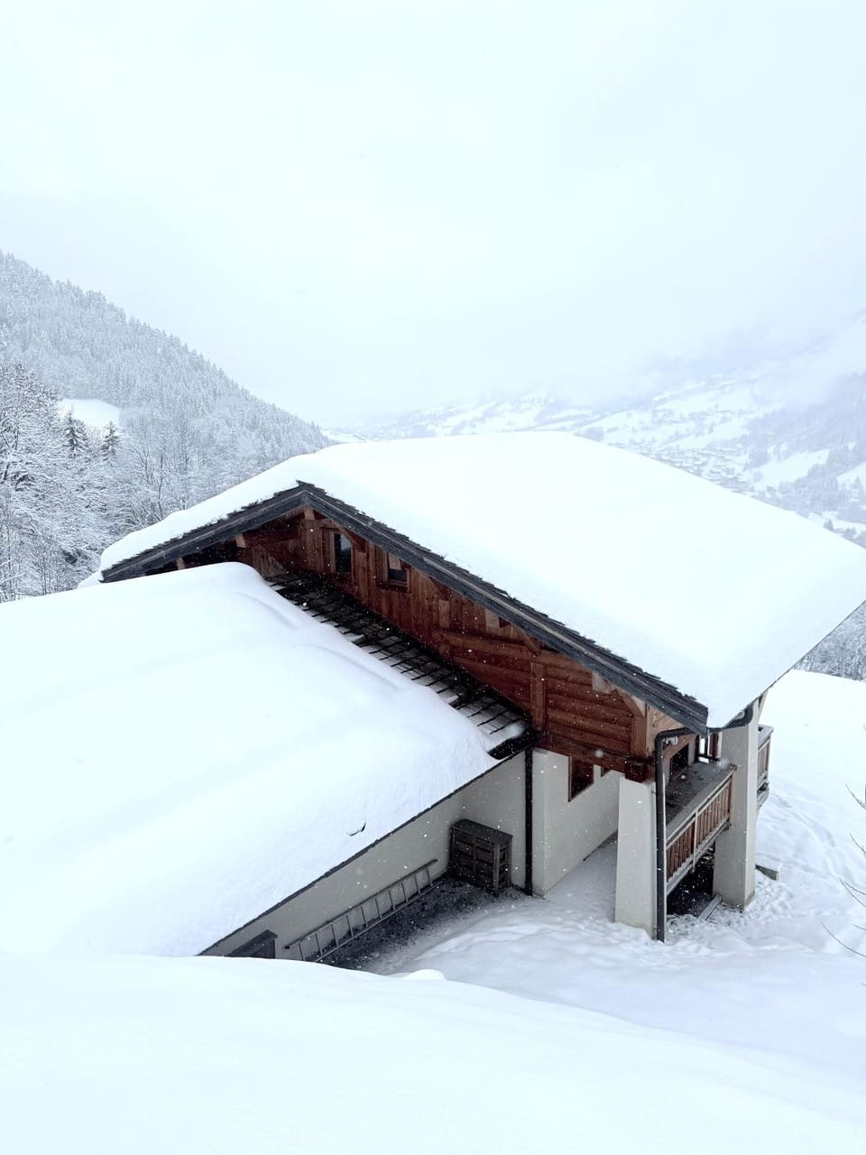 Luxury Megève Chalet, sleeps 8 with Mountain Views and Jacuzzi Chalet in Megève