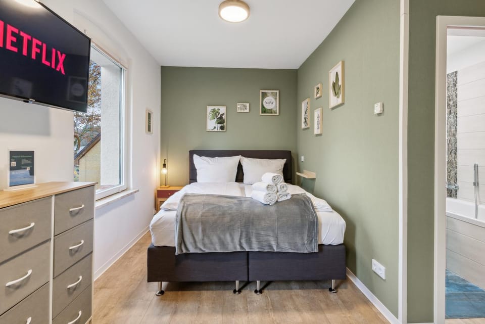 Bed, TV and multimedia, Photo of the whole room, Bedroom, towels