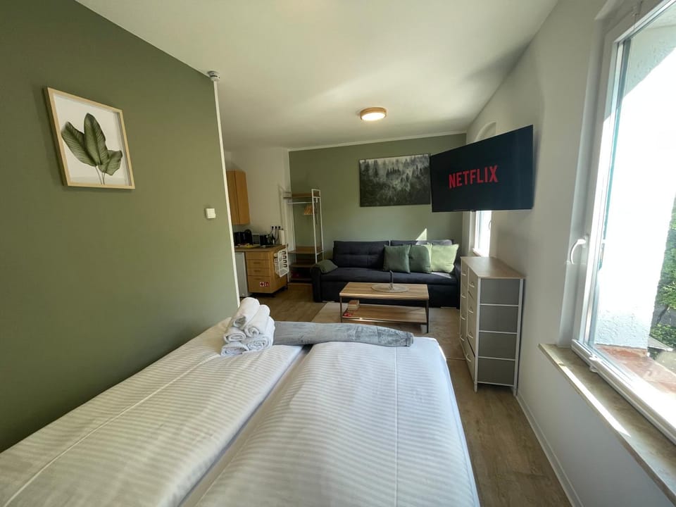 Bed, Living room, Photo of the whole room, Seating area, Evening entertainment, Bedroom, hair dresser