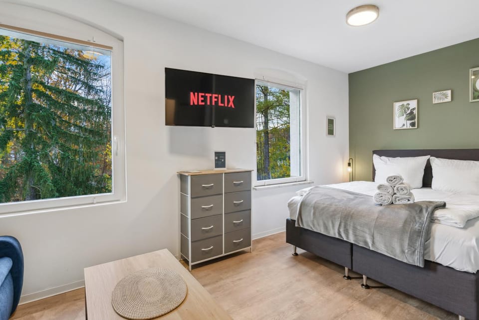 Bed, TV and multimedia, Living room, Seating area, Dining area, Evening entertainment, Bedroom, towels