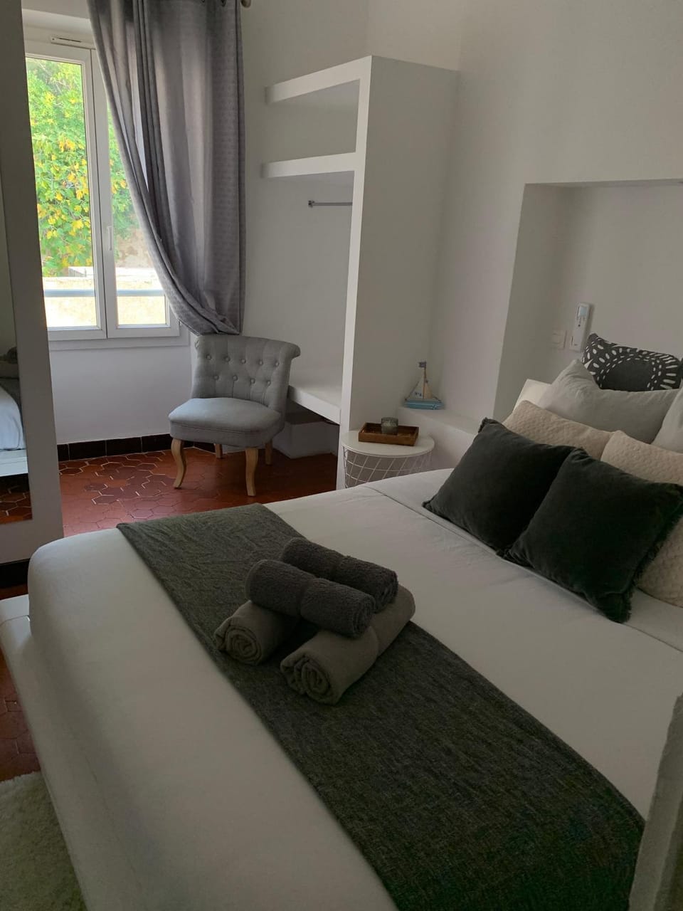 Photo of the whole room, Bedroom
