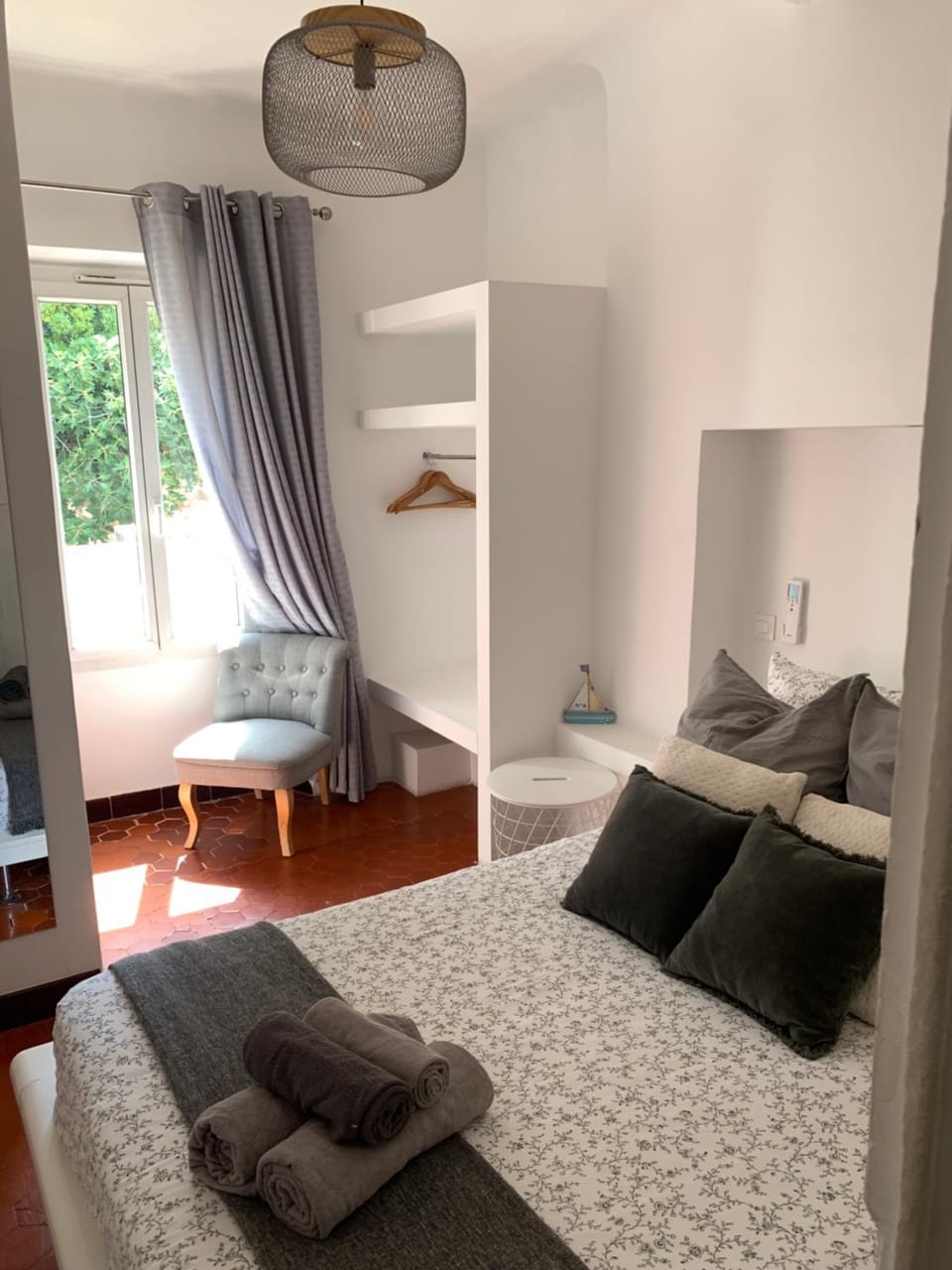 Photo of the whole room, Bedroom