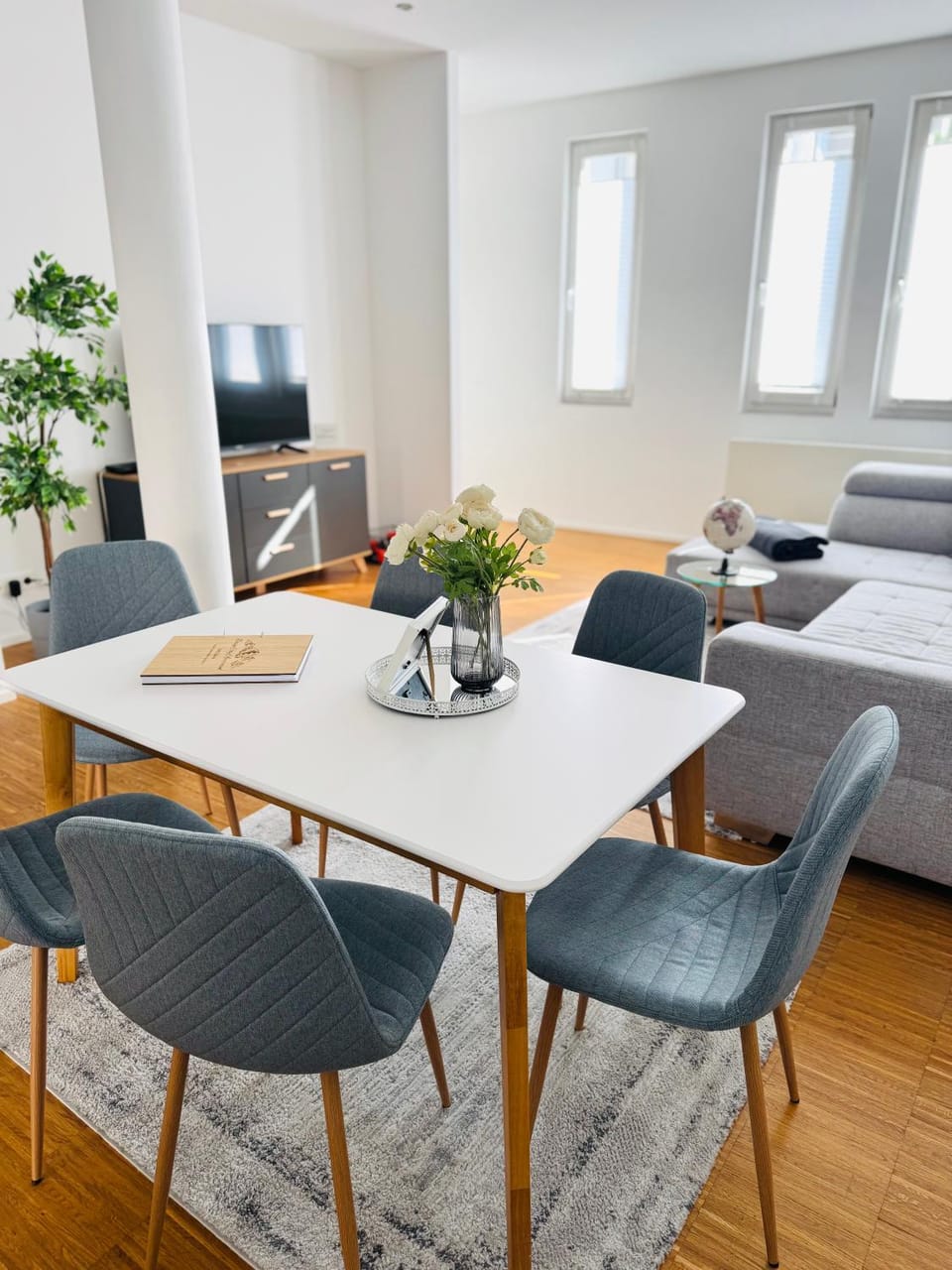 Seating area, Dining area, Food