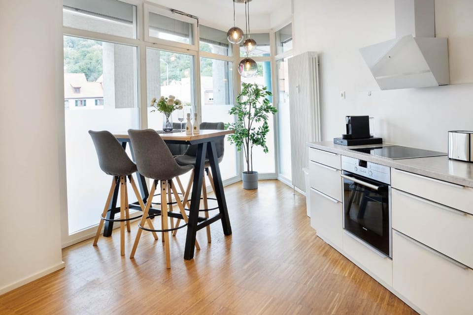 Coffee/tea facilities, Kitchen or kitchenette, Dining area, dishwasher, stove, toaster
