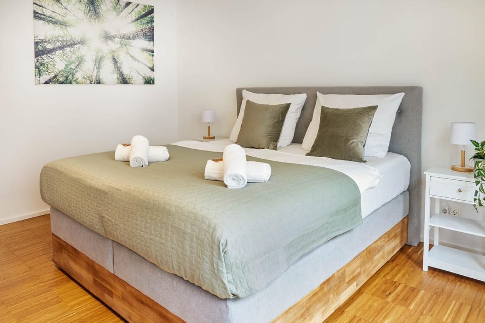 Bed, Photo of the whole room, Bedroom, towels