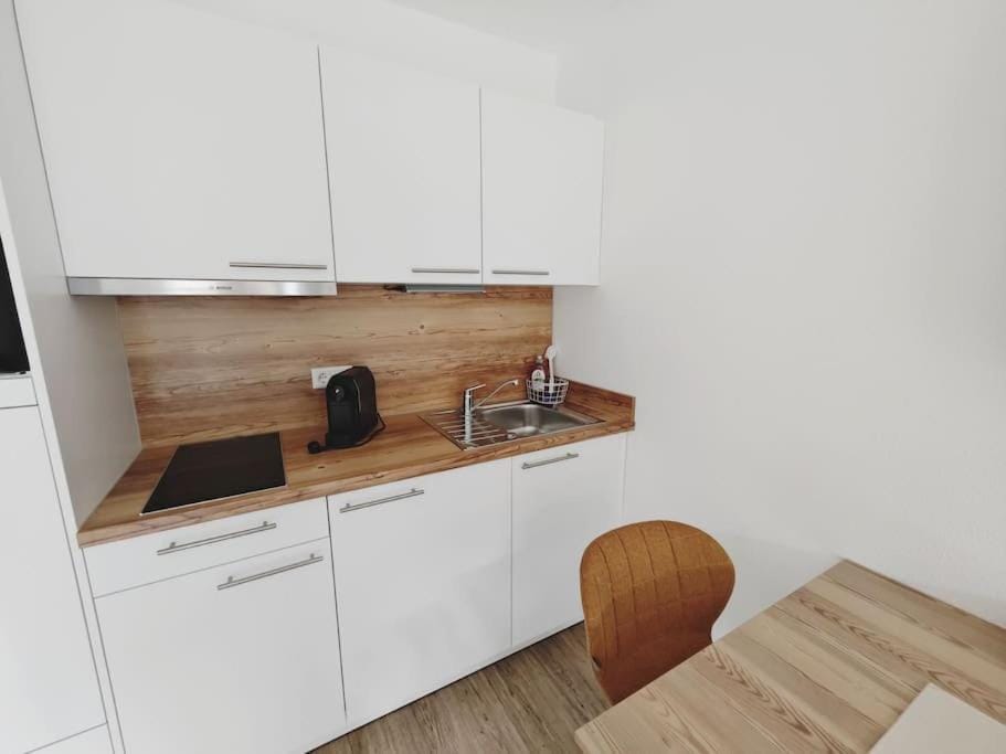 Coffee/tea facilities, Kitchen or kitchenette, minibar, stove