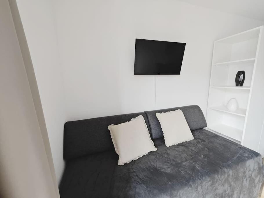 Bed, TV and multimedia, Photo of the whole room, Bedroom