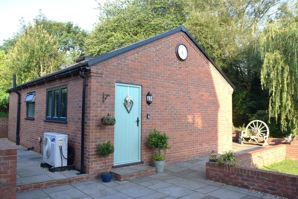 The White House Garden Cottage Apartment in Amber Valley