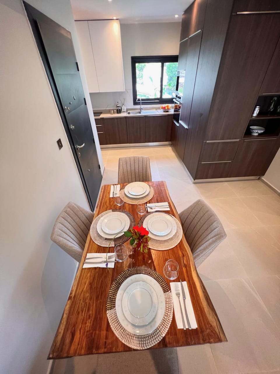 Kitchen or kitchenette, Dining area