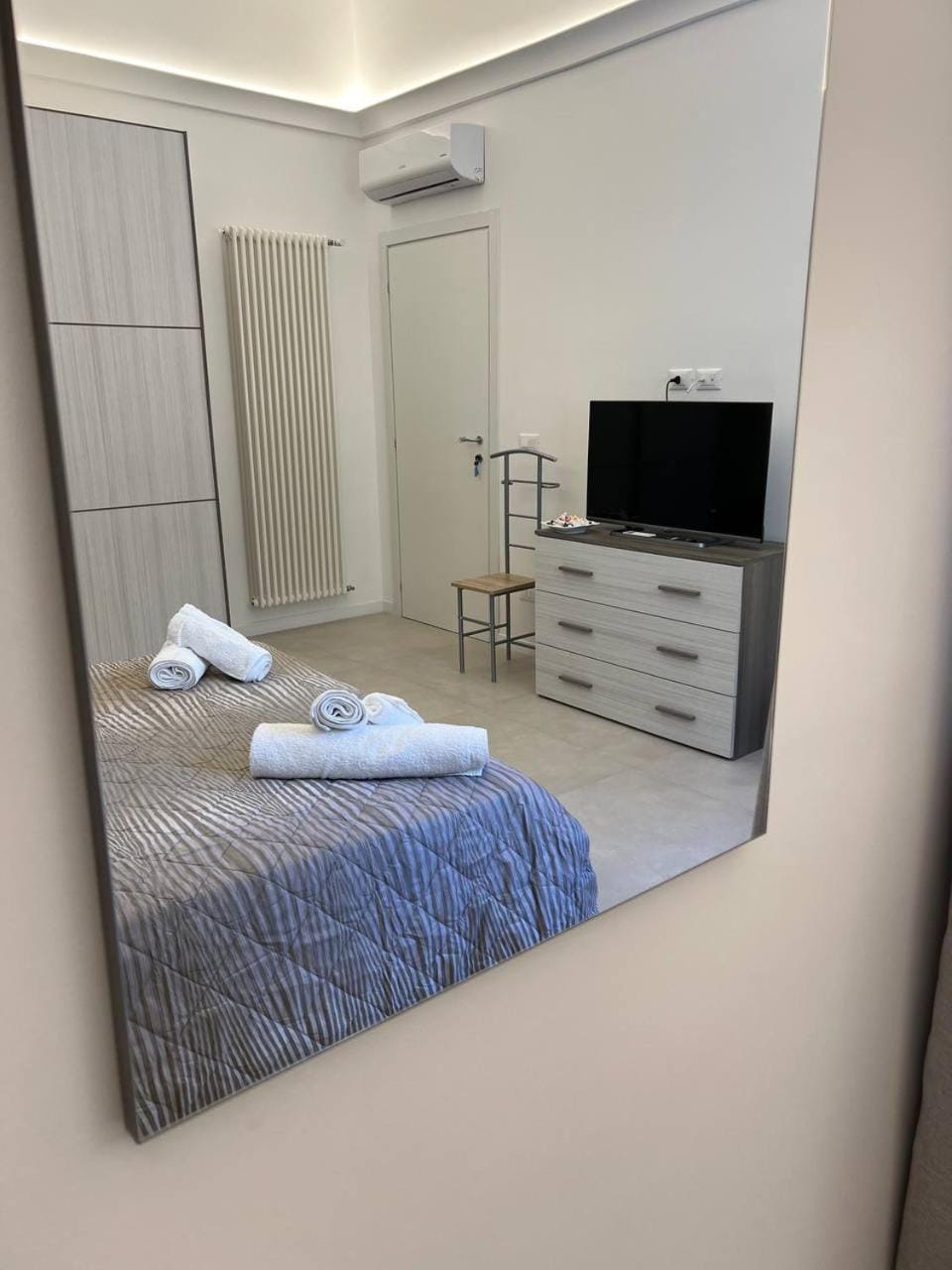 Bed, TV and multimedia, Photo of the whole room, Bedroom, towels, wardrobe, air conditioner