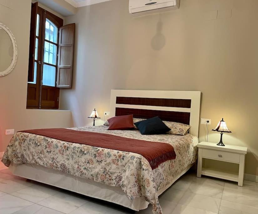Bed, Photo of the whole room, Bedroom, air conditioner