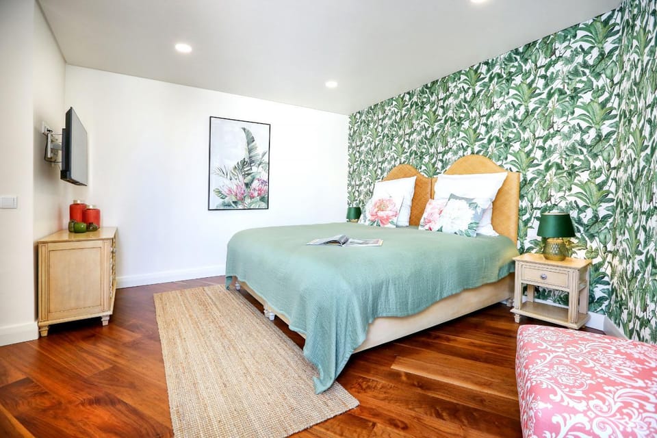 Bed, TV and multimedia, Photo of the whole room, Seating area, Bedroom
