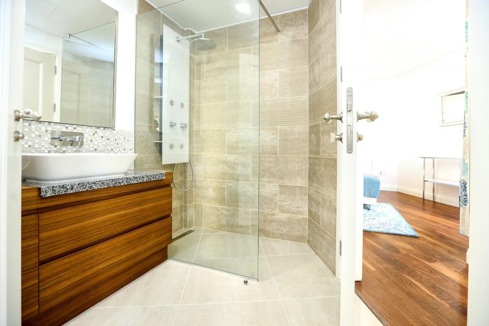 Shower, Bathroom, Time of day, Family, hair dryier, heating, internet, towels
