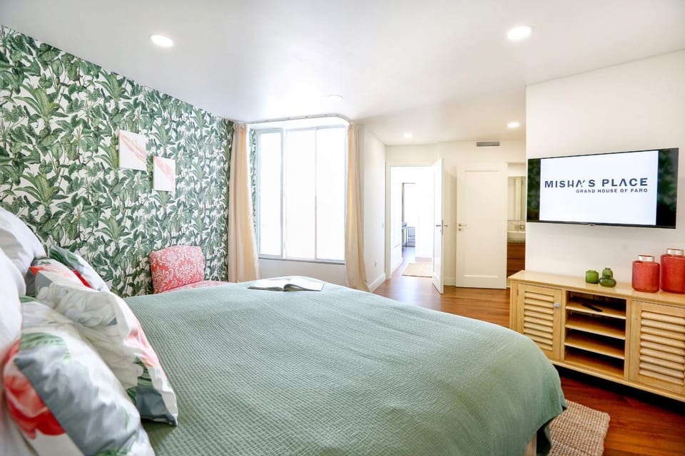 Bed, TV and multimedia, Photo of the whole room, Seating area, Bedroom