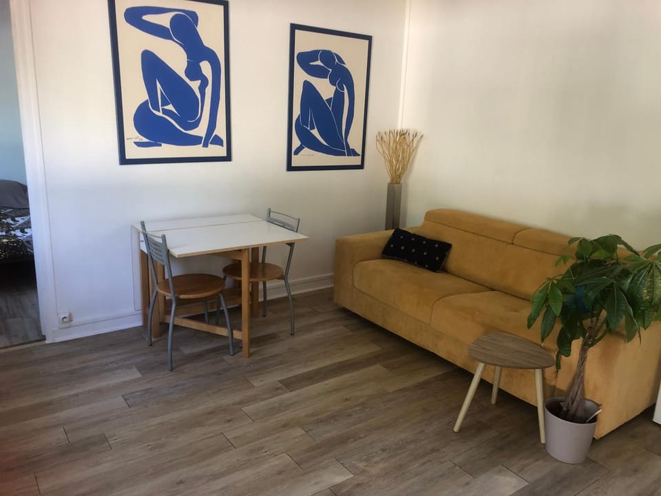 Bed, Living room