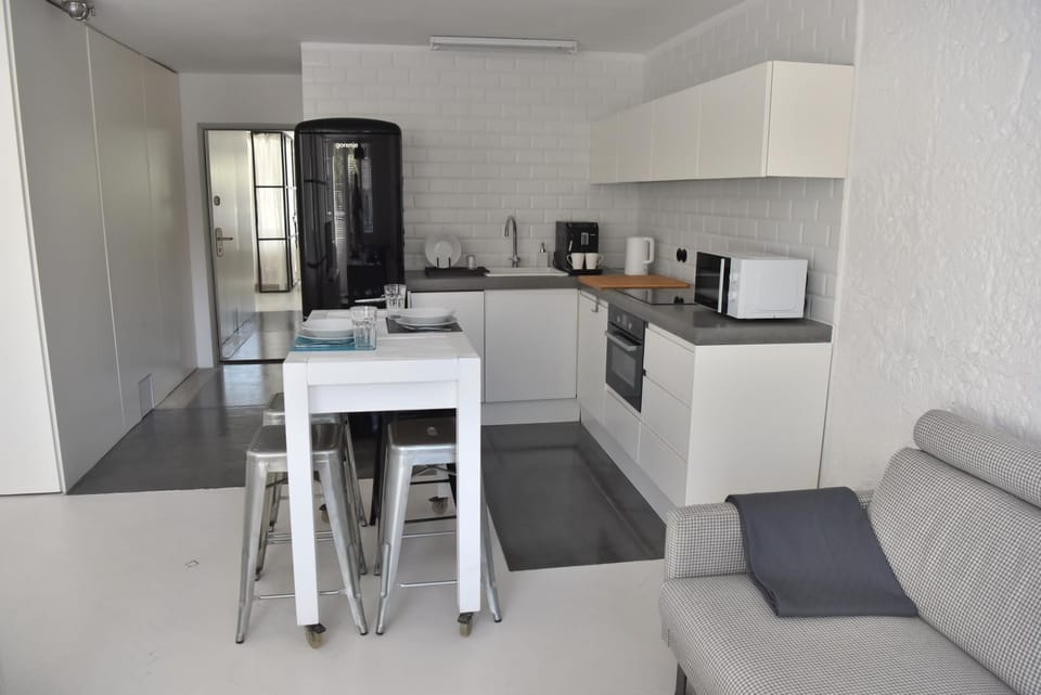 minibar, stove
