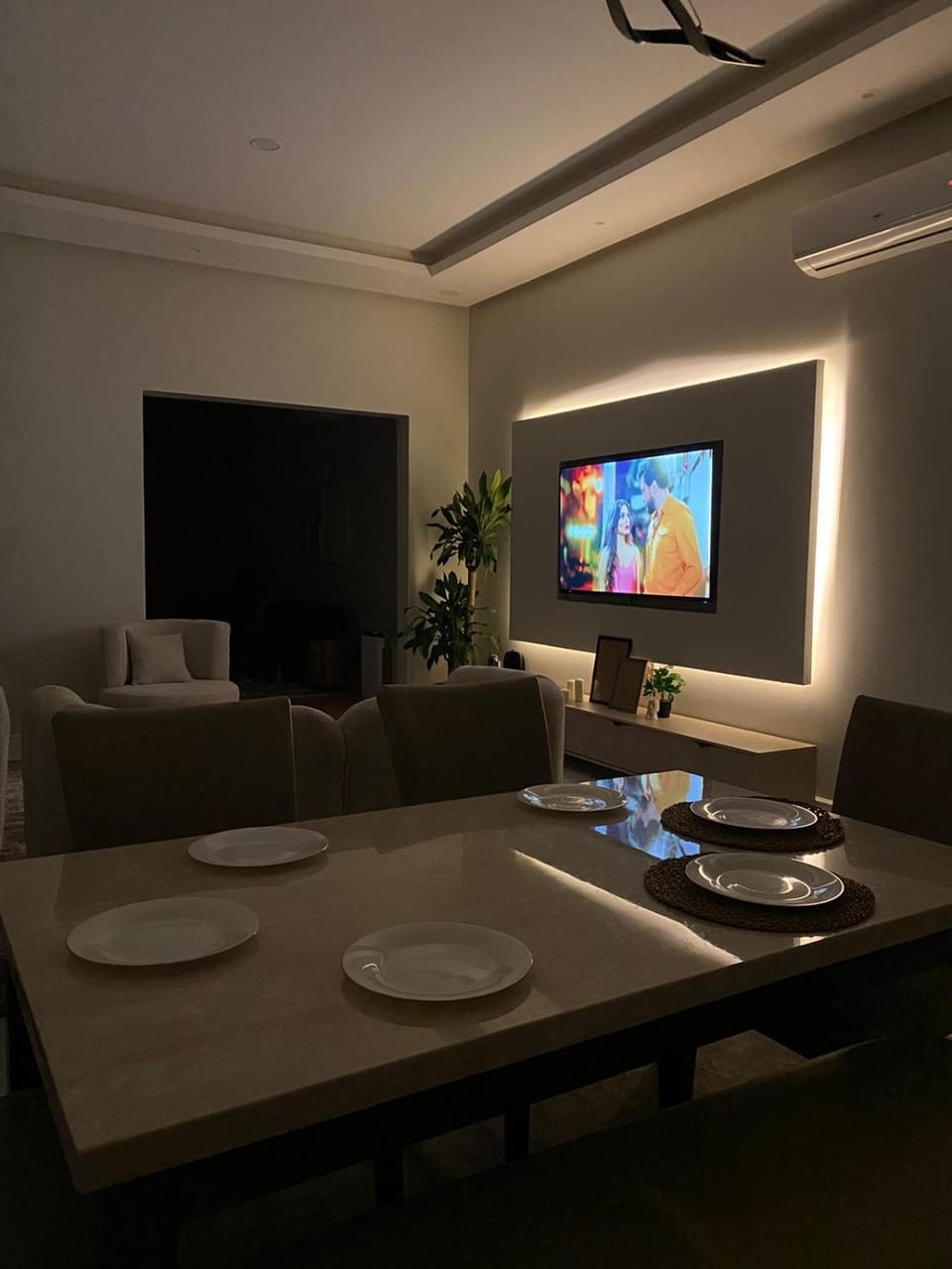 Communal lounge/ TV room, TV and multimedia, Living room, Seating area, Dining area, Evening entertainment