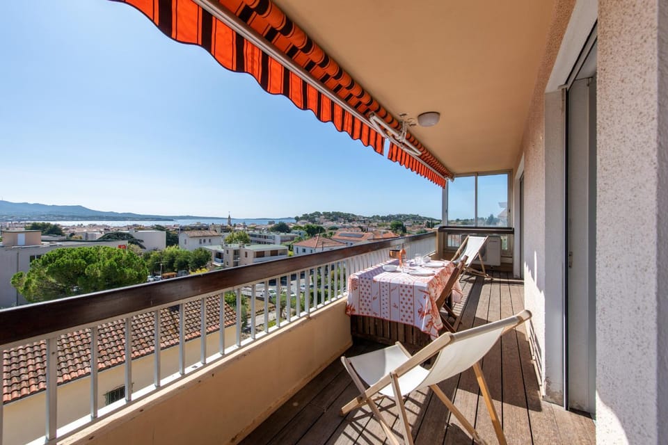 View (from property/room), Balcony/Terrace, Dining area, Sea view