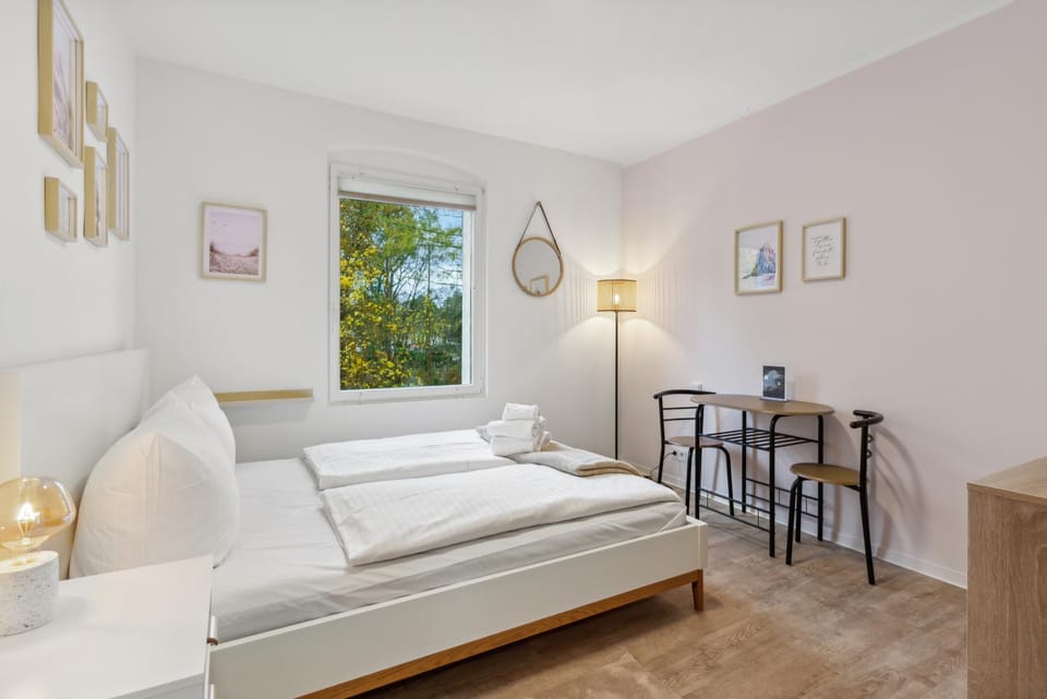 Bed, Photo of the whole room, Seating area, Dining area, Bedroom, towels