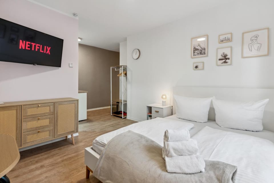 Bed, TV and multimedia, Living room, Photo of the whole room, Bedroom, furniture, towels, wardrobe