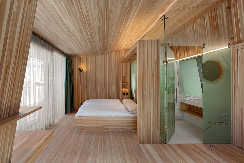 Bed, Bathroom, Photo of the whole room, Bedroom, acessibility