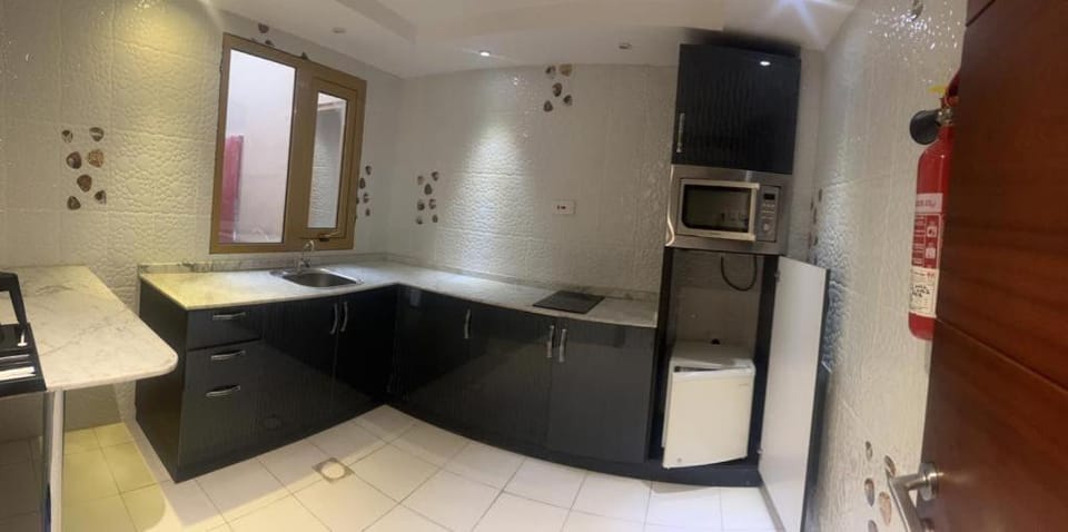 Kitchen or kitchenette, Dining area, oven