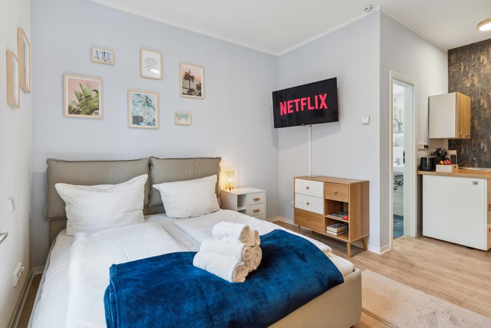 Bed, TV and multimedia, Photo of the whole room, Bedroom, towels, towels